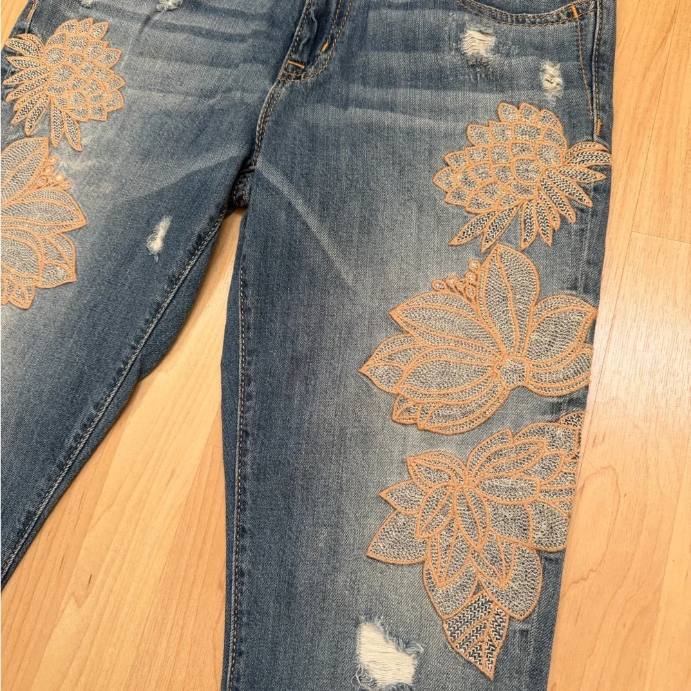 Miss Me Floral Embroidered Distressed Boyfriend Jeans Size 29 💙 - Picture 3 of 9